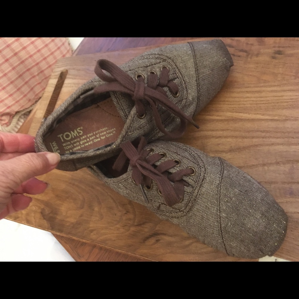 TOMS LACE UP BROWN tweed WITH GOLDTONE FABRIC UPPERS/Sz 6.5